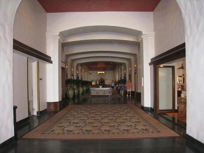 IMG_4146.JPG - Royal Hawaiian Hotel lobby shops